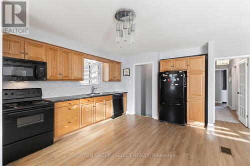 20 Dow Road, London, ON - Indoor Photo Showing Kitchen