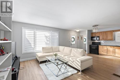 20 Dow Road, London, ON - Indoor Photo Showing Living Room