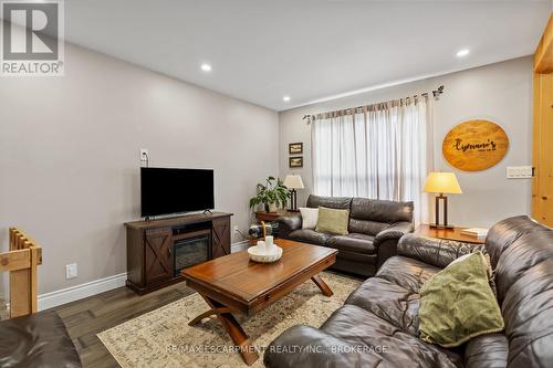 57 Carleton Street N, Thorold, ON - Indoor Photo Showing Living Room