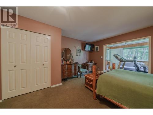 5208 Davis Road, 108 Mile Ranch, BC - Indoor Photo Showing Bedroom