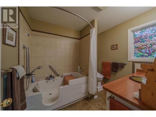 5208 Davis Road, 108 Mile Ranch, BC - Indoor Photo Showing Bathroom