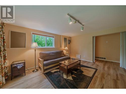 5208 Davis Road, 108 Mile Ranch, BC - Indoor Photo Showing Living Room