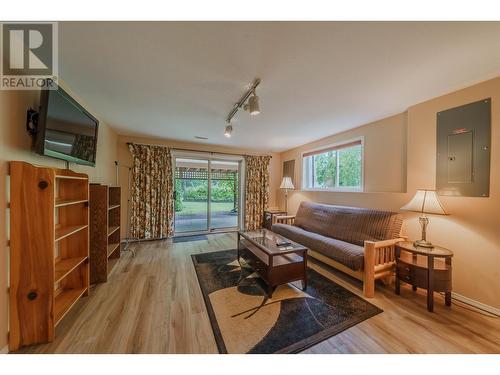 5208 Davis Road, 108 Mile Ranch, BC - Indoor Photo Showing Living Room