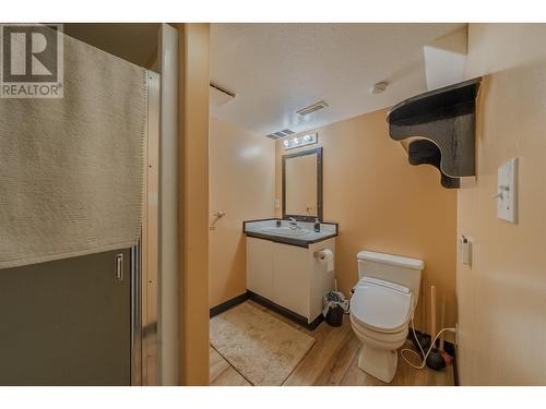 5208 Davis Road, 108 Mile Ranch, BC - Indoor Photo Showing Bathroom