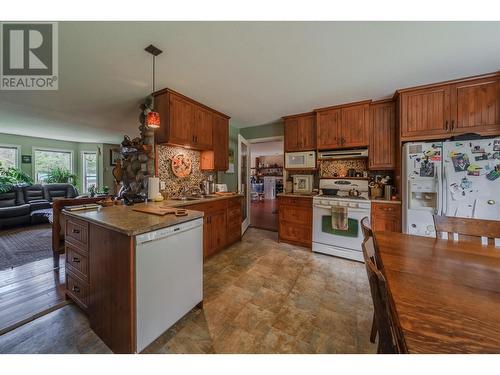 5208 Davis Road, 108 Mile Ranch, BC - Indoor Photo Showing Kitchen