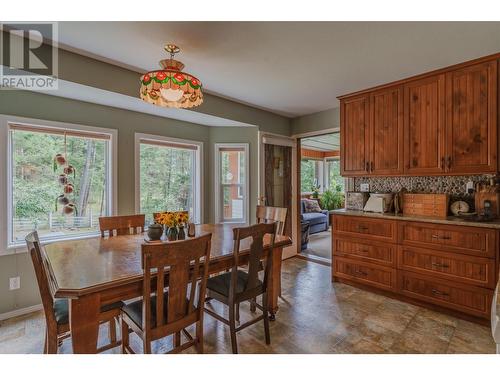 5208 Davis Road, 108 Mile Ranch, BC - Indoor Photo Showing Dining Room