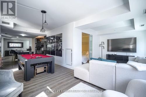 325 - 30 Nelson Street, Toronto, ON - Indoor Photo Showing Living Room