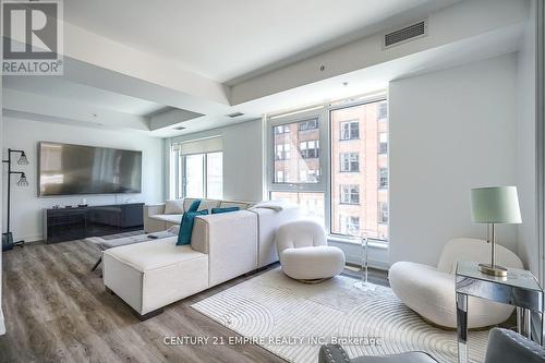 325 - 30 Nelson Street, Toronto, ON - Indoor Photo Showing Living Room