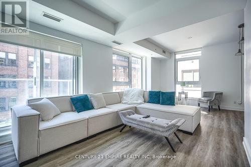 325 - 30 Nelson Street, Toronto, ON - Indoor Photo Showing Living Room