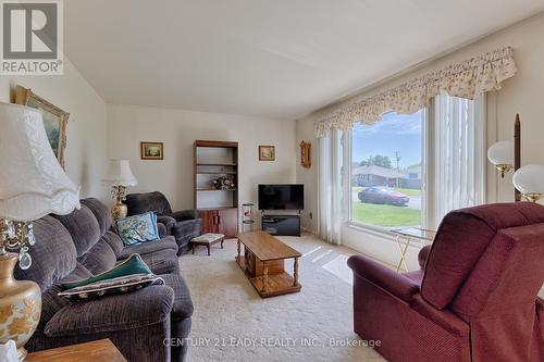 246 Basswood Avenue, Renfrew, ON - Indoor Photo Showing Living Room