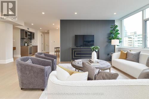 806 - 500 Avenue Road, Toronto, ON - Indoor Photo Showing Living Room