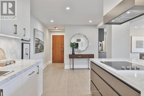 806 - 500 Avenue Road, Toronto, ON - Indoor Photo Showing Kitchen