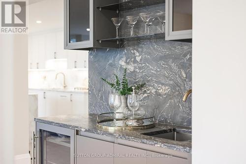 806 - 500 Avenue Road, Toronto, ON - Indoor Photo Showing Kitchen