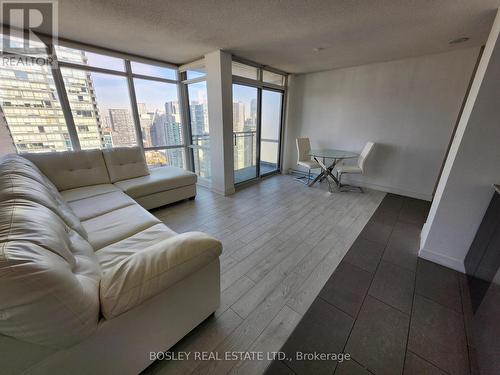 4503 - 15 Fort York Boulevard, Toronto, ON - Indoor Photo Showing Living Room