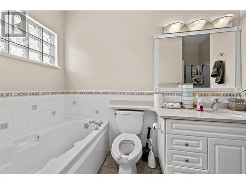 875 Sahali Terrace Unit# 501, Kamloops, BC - Indoor Photo Showing Bathroom