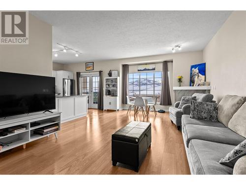 875 Sahali Terrace Unit# 501, Kamloops, BC - Indoor Photo Showing Living Room