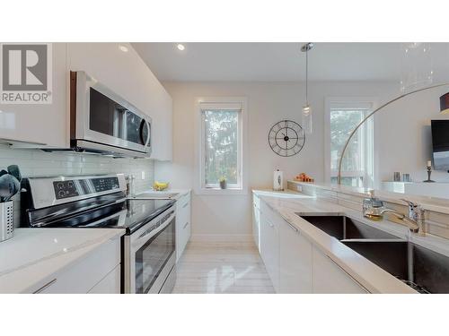 7006 Wren Drive, Osoyoos, BC - Indoor Photo Showing Kitchen With Double Sink With Upgraded Kitchen