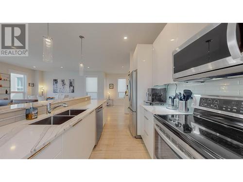 7006 Wren Drive, Osoyoos, BC - Indoor Photo Showing Kitchen With Double Sink With Upgraded Kitchen