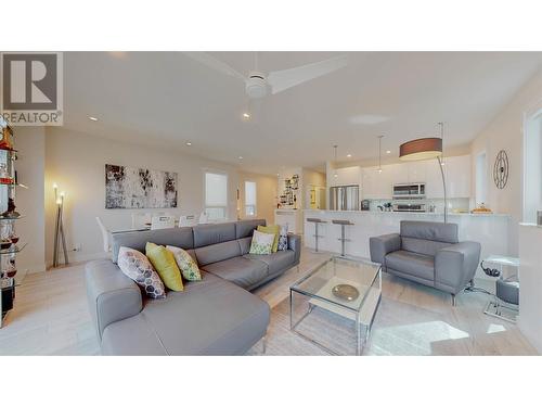 7006 Wren Drive, Osoyoos, BC - Indoor Photo Showing Living Room