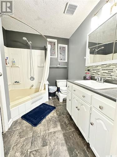 748 Brimacombe Drive, Weyburn, SK - Indoor Photo Showing Bathroom