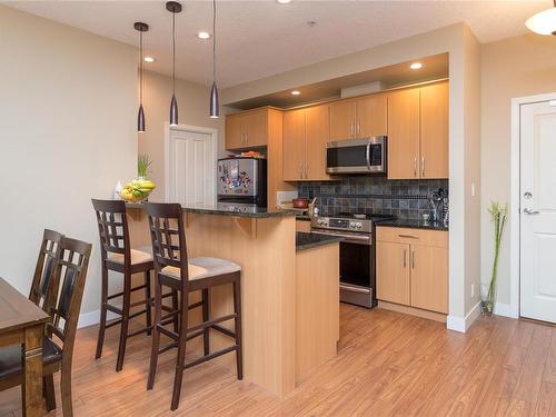 513-623 Treanor Ave, Langford, BC - Indoor Photo Showing Kitchen