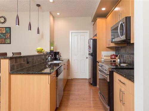 513-623 Treanor Ave, Langford, BC - Indoor Photo Showing Kitchen