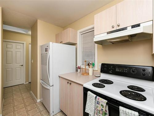 201-220 Back Rd, Courtenay, BC - Indoor Photo Showing Kitchen