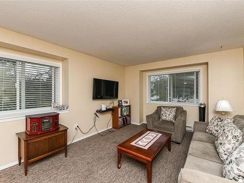 201-220 Back Rd, Courtenay, BC - Indoor Photo Showing Living Room