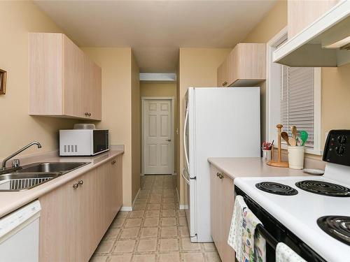 201-220 Back Rd, Courtenay, BC - Indoor Photo Showing Kitchen With Double Sink