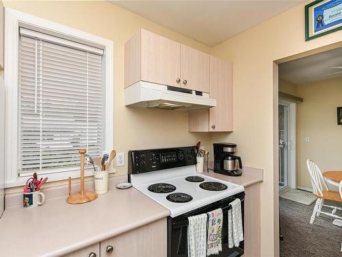 201-220 Back Rd, Courtenay, BC - Indoor Photo Showing Kitchen