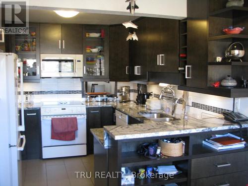 2308 Walsh Avenue, Ottawa, ON - Indoor Photo Showing Kitchen With Double Sink