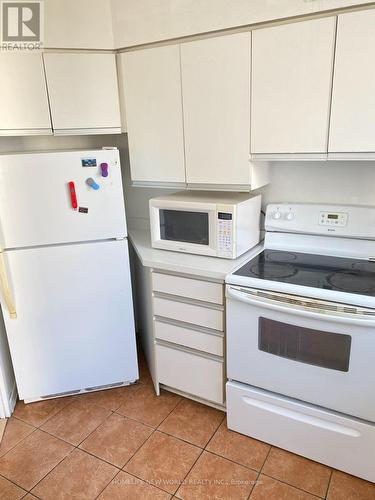 901 - 25 Maitland Street, Toronto, ON - Indoor Photo Showing Kitchen