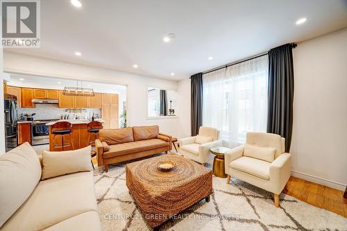 625 Autumnwood Trail, Oshawa, ON - Indoor Photo Showing Living Room