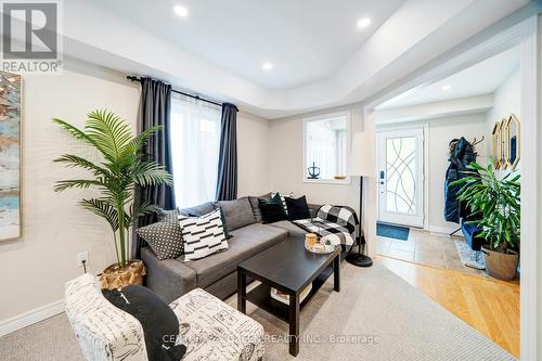 625 Autumnwood Trail, Oshawa, ON - Indoor Photo Showing Living Room