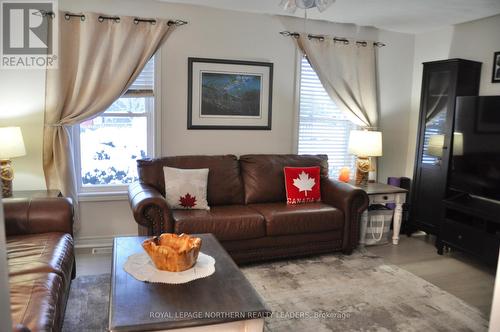 502 Remembrance Street, Timmins (Porcupine - West), ON - Indoor Photo Showing Living Room