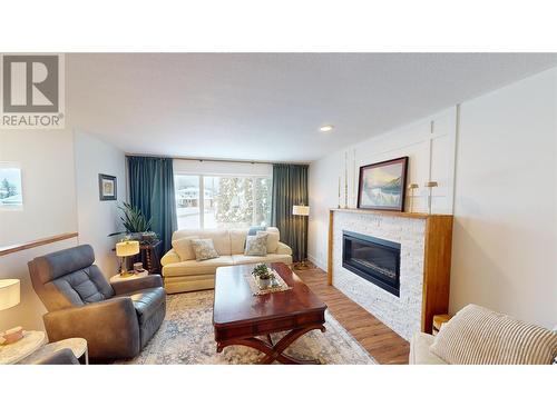 1608 Staple Crescent, Cranbrook, BC - Indoor Photo Showing Living Room With Fireplace