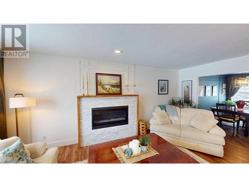 1608 Staple Crescent, Cranbrook, BC - Indoor Photo Showing Living Room With Fireplace