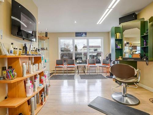 Salon - 5770 Rue Auteuil, Brossard, QC - Indoor