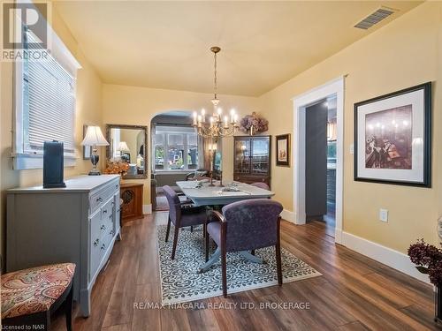 259 Dufferin Street, Fort Erie (332 - Central), ON - Indoor Photo Showing Kitchen With Upgraded Kitchen