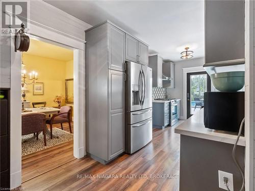 259 Dufferin Street, Fort Erie (332 - Central), ON - Indoor Photo Showing Kitchen