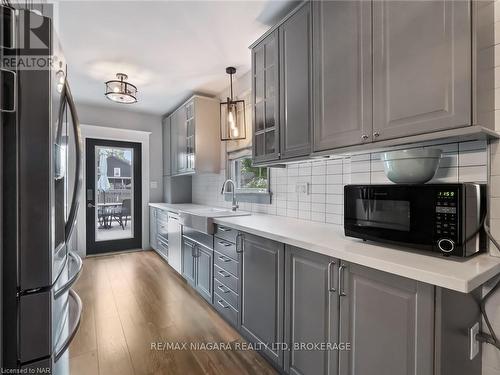 259 Dufferin Street, Fort Erie (332 - Central), ON - Indoor Photo Showing Kitchen