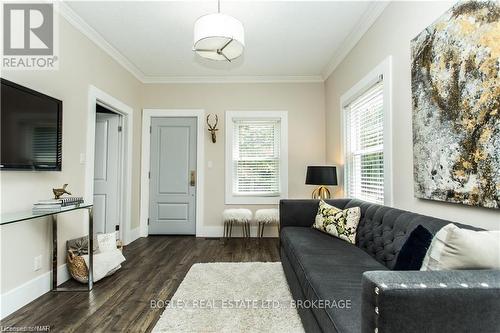 27 Ida Street, St. Catharines (450 - E. Chester), ON - Indoor Photo Showing Living Room