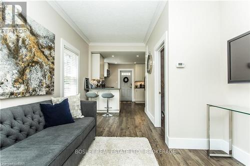 27 Ida Street, St. Catharines (450 - E. Chester), ON - Indoor Photo Showing Living Room