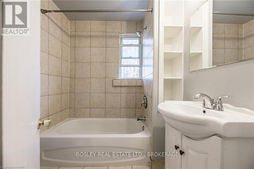 17 Mccalla Drive, St. Catharines (446 - Fairview), ON - Indoor Photo Showing Bathroom