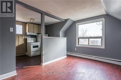 17 Mccalla Drive, St. Catharines (446 - Fairview), ON - Indoor Photo Showing Kitchen