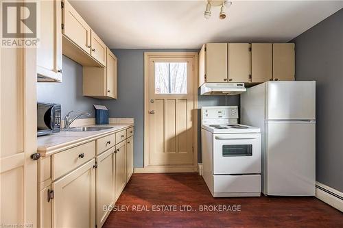 17 Mccalla Drive, St. Catharines (446 - Fairview), ON - Indoor Photo Showing Kitchen