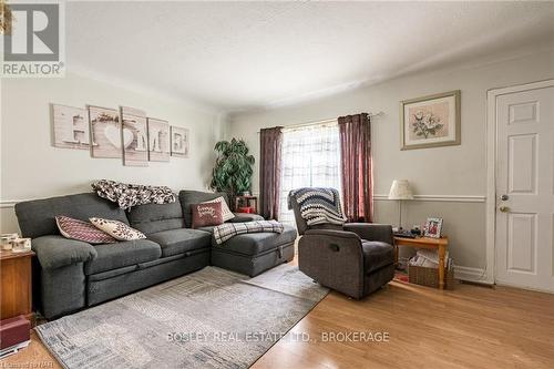 17 Mccalla Drive, St. Catharines (446 - Fairview), ON - Indoor Photo Showing Living Room