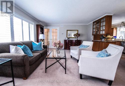 15 Burgess Drive, Grimsby (542 - Grimsby East), ON - Indoor Photo Showing Living Room