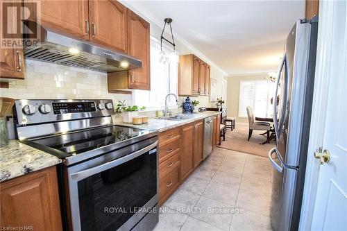 15 Burgess Drive, Grimsby (542 - Grimsby East), ON - Indoor Photo Showing Kitchen