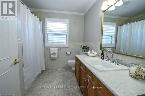 15 Burgess Drive, Grimsby (542 - Grimsby East), ON - Indoor Photo Showing Bathroom